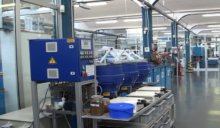 Incidente sul lavoro nel Biellese: operaia resta incastrata in un macchinario